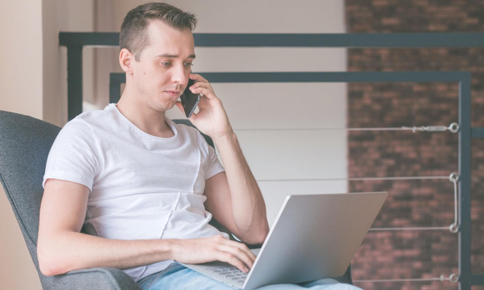 Espace de travail avec documents financiers